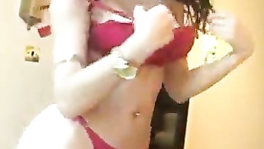 قحبة مصرية تخلع هدومها مقابل المال