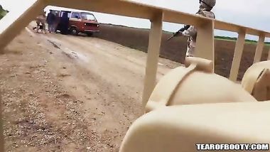 الفاتنة والجندي الامريكي