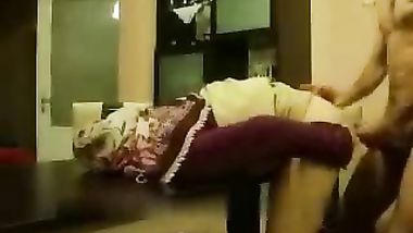 arabic khalijie girl fucked on table by her man