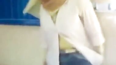 بنت مدرسه التجاره