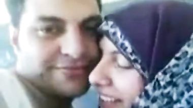مصمة محجبة في الجامعة