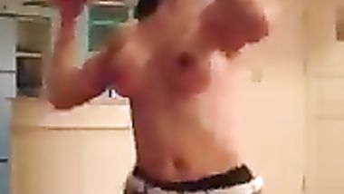 فضيحة شرموطة خليجية ترقص في الفندق عارية الصدر