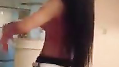 فضيحة شرموطة خليجية ترقص في الفندق عارية الصدر