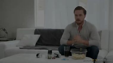 ام تختبر صديق بنتها