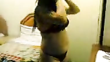 شرموطة تنتاك بعد سهرة المقصف