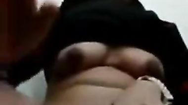 مصرية تصور نفسها بالكام وهى بتدعك فى بزها وتحط صبعها ف