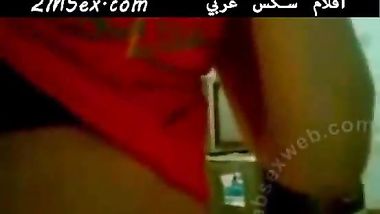 مصرية جامدة حبيبها بيلعلب فى كسها بصباعه