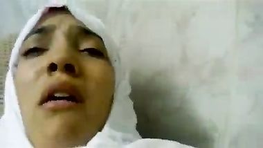 بتتألم من وجع نيك حبيبها