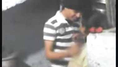 يزنق جارته المليانة تحت السلم و تفعيص و نيك و بوس