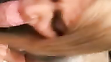 شرموطة صغيرة تفشخ زوبره مص