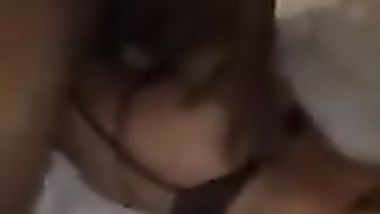 فحل اسمر يركبها و يفشخ كسمها تحته