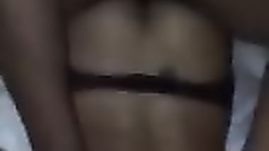 فحل اسمر يركبها و يفشخ كسمها تحته