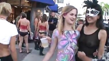 حفلة عراة فى الشارع