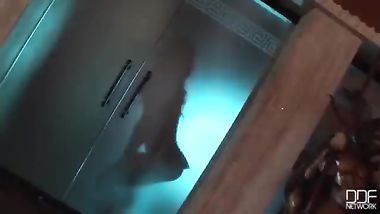 حفلة نيك ساخنة على حمام السباحة وفتاتين ممحونتين مع ثلاثة فحول