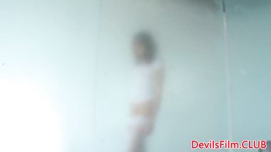 تجلس على المطاطي الضخم حتى يدخل في كسها الذي كانت حرارت