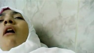 ممرضة مصرية محجبة تتناك من الدكتور في المستشفى وتقوله ب