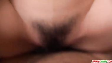 رجل يتصفح مجله جنسيه فشعر بقيام شهوته لحظه قدوم عشيقته