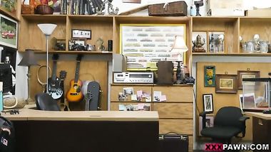 جلوس على الزب في الحانوت و فتاة طيزها نار و ساخنة