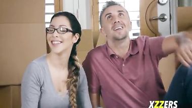 ينيك جارته الحسناء في كافة الأوضاع في المطبخ ويجعلها تم