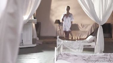 مغرورة بجمالها تعشق نيك الطيز