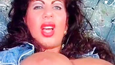 تعجن بزازها الكبيرة و تخرج اثداءها في فيديو ساخن نار و