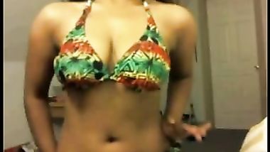 قحبة خليجية بالنقاب تكشف الطيز و هي ساخنة في البيت و م