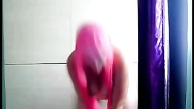 قحبة خليجية بالنقاب تكشف الطيز و هي ساخنة في البيت و م