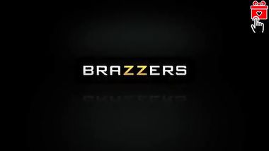 بنت تمص زب اخوها وينيك كسها علي الواقف ويمسك شعرها