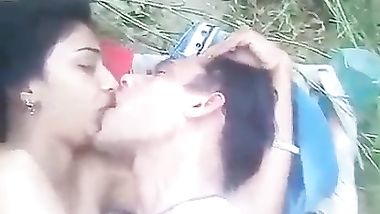 قحبة كيحويها صاحبها بزبو الطويل فالغابة من طبونها وكيصورها عريانة