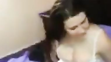 شرموطة سورية تخلع وتجهز للنيك -