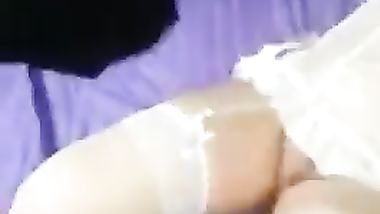 شرموطة سورية تخلع وتجهز للنيك -