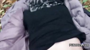 واحد زانق وحدة فى الحديقة ونازل فيها نيك احلى نيك