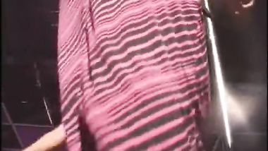 بنتين زي القمر بيرقصوا وبيخلعوا هدومهم قطعة قطعة