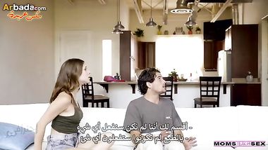 ام تدخل على ابنتها وهي تنتاك من صديقها مترجم