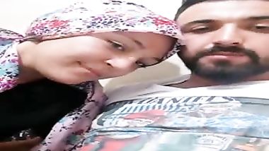 عشيقها وخدها ف حضنه ونازل تفريش ومص ف بزازها وتهيج ع اخرها حصرى