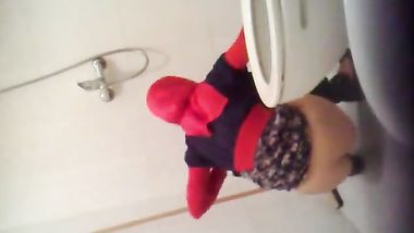 ديوث خليجي حط كاميرا في الحمام عشان يصور بنت خالته المحجبة عارية