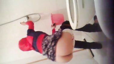 ديوث خليجي حط كاميرا في الحمام عشان يصور بنت خالته المحجبة عارية