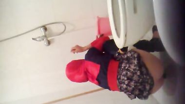 ديوث خليجي حط كاميرا في الحمام عشان يصور بنت خالته المحجبة عارية