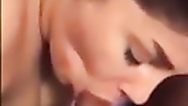 شرموطه تدلع عشيقها ويخدها فحضنه ينيك فيها ويقطعها واهات نار