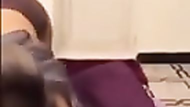 شرموطه تدلع عشيقها ويخدها فحضنه ينيك فيها ويقطعها واهات نار