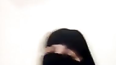 منقبة تمتعه نيك تلعب ف بزازها وطيزها الكبيره وهيجانه اوى