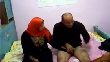 شرموطه جوزها مش مدلعها تتصل بيه يروحلها شقتها تكيفه نيك واهات دلع