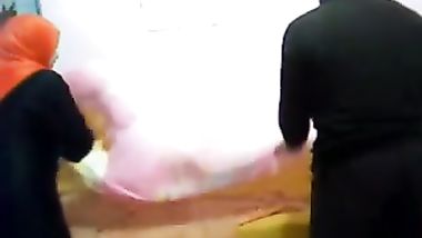 شرموطه جوزها مش مدلعها تتصل بيه يروحلها شقتها تكيفه نيك واهات دلع