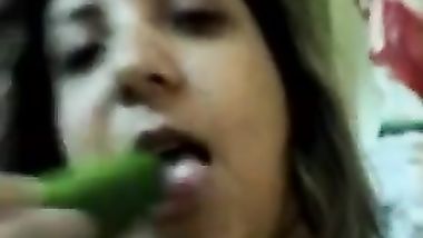 شرموطه تمتع عشيقها نياكه وتكيفه ويقوم يدلعها ويصورها ملط ونيك فاجر حصر