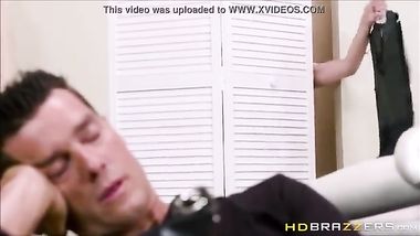 حبيبته تقيس الملابس وهو يشعر بالملل