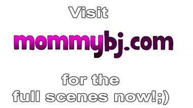 الام تحضر الطعام لابنها