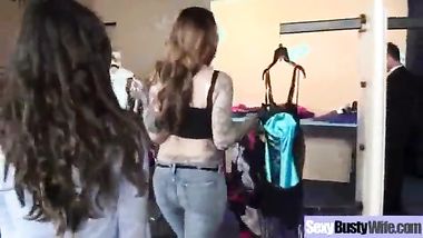 يراقب امه فى غرفة تغير الملابس