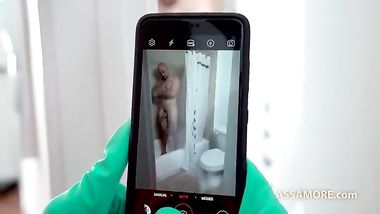 يدفع للخادمة لكى تنظف المنزل