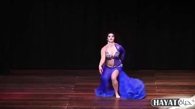 رقص دلوعة ببدلة رقص زرقاء