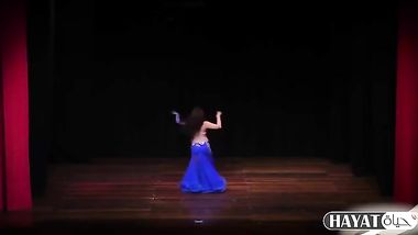 رقص دلوعة ببدلة رقص زرقاء